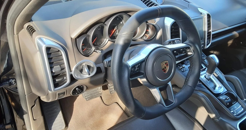 Porsche Cayenne cena 157000 przebieg: 131000, rok produkcji 2017 z Kraków małe 277